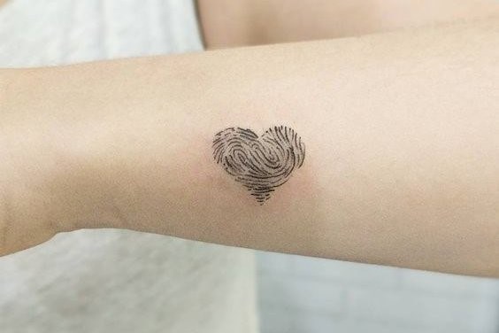 Татуировки в виде отпечатков пальцев, рук и ног: важность дизайна - Vean Tattoo