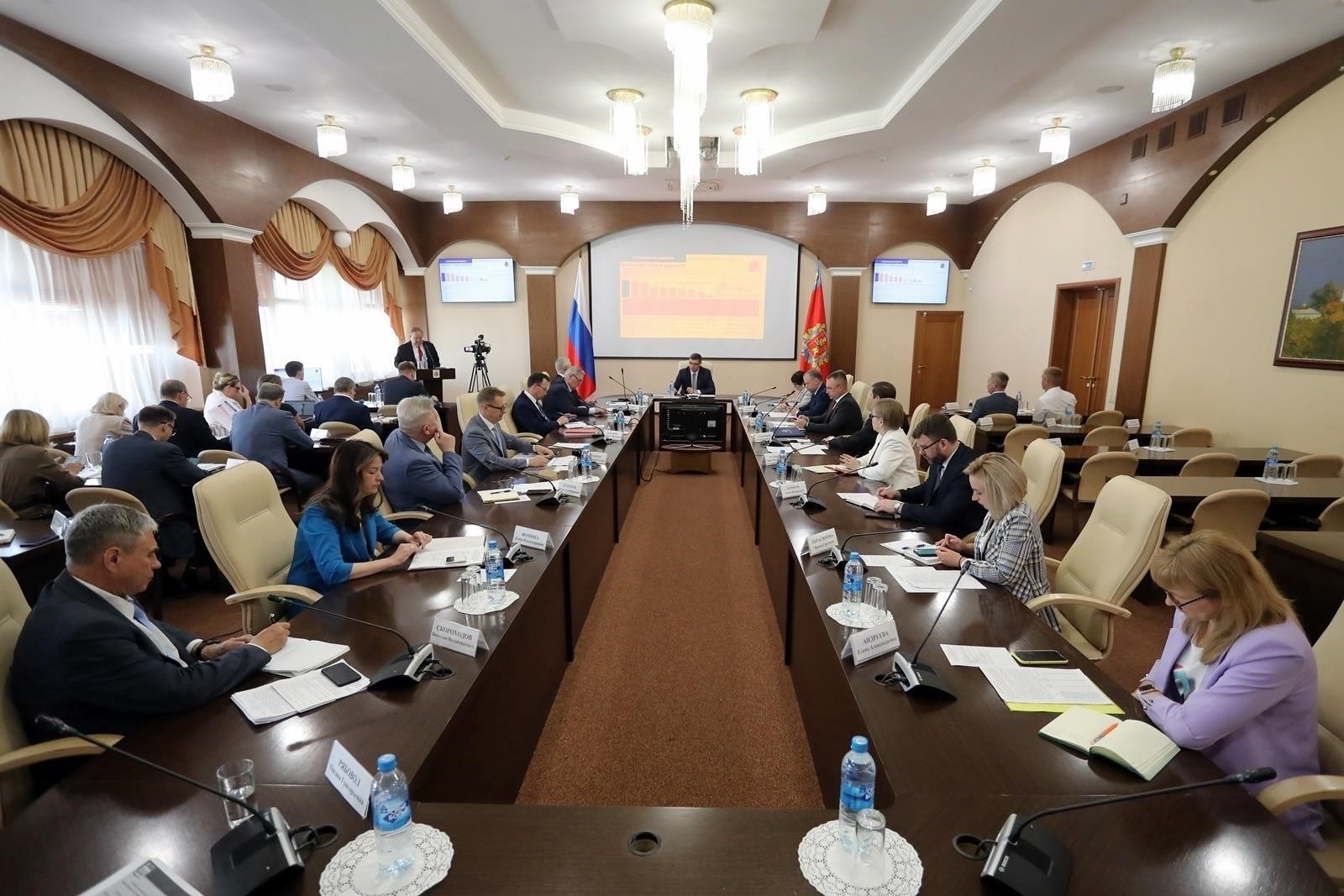 Как Авдеев планирует улучшить программы помощи семьям в регионе