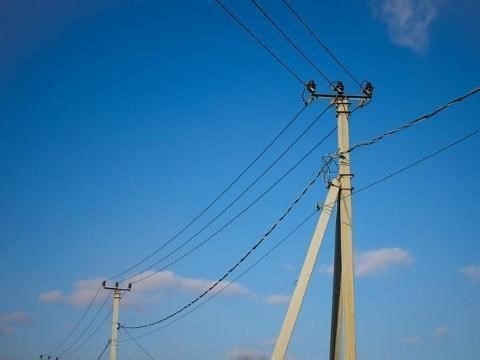 Аварийные отключения электроэнергии в Иркутске: Причины и непосредственные последствия Аварийные отключения электроэнергии в Иркутске были вызваны неожиданными электрическими авариями, затронувшими основные объекты инфраструктуры. Эти инциденты привели к значительным перебоям в подаче электроэнергии, особенно в жилых районах города. По последним данным, перебои наиболее распространены в южных районах и соседних регионах, включая Рызан и часть Осетии.
