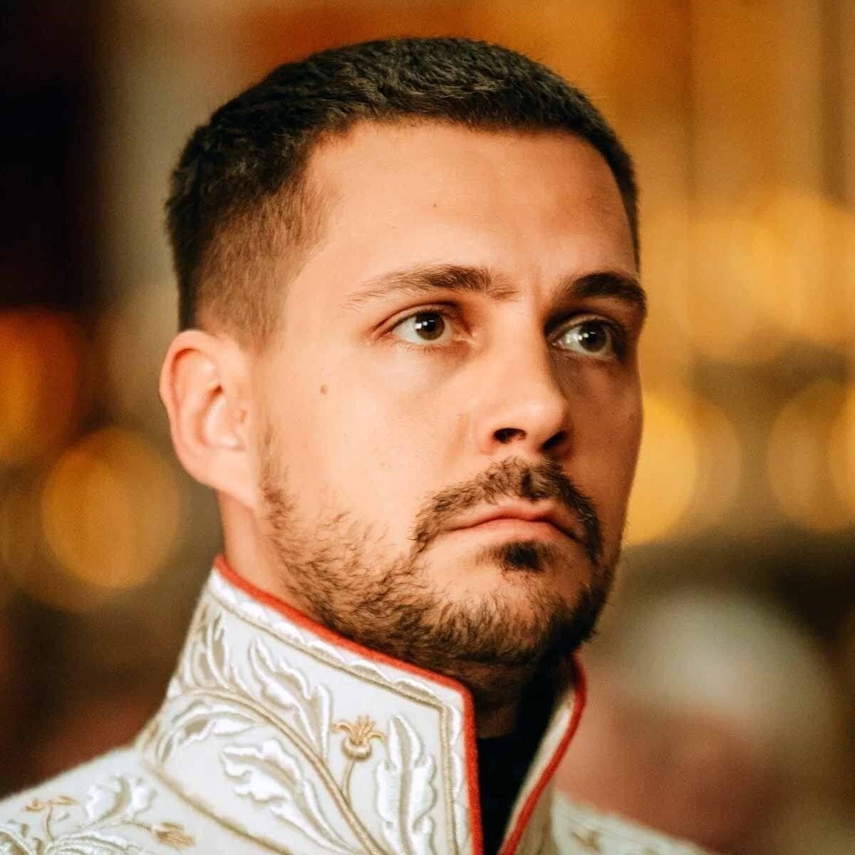 Милош Бикович рассказывает, как отцовство изменило его жизнь после рождения сына